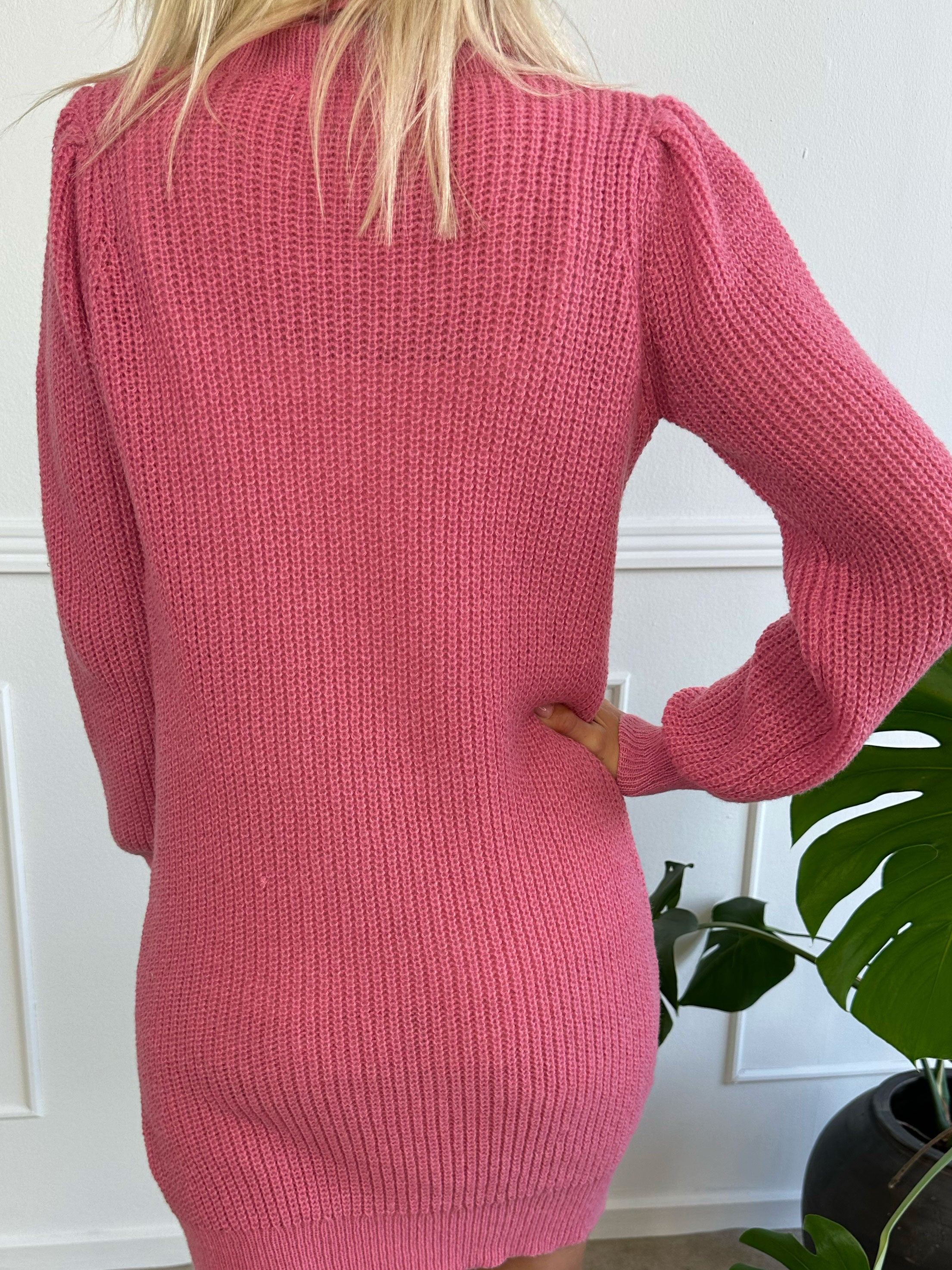 Teresa - Kort simpel strikkjole med turtleneck